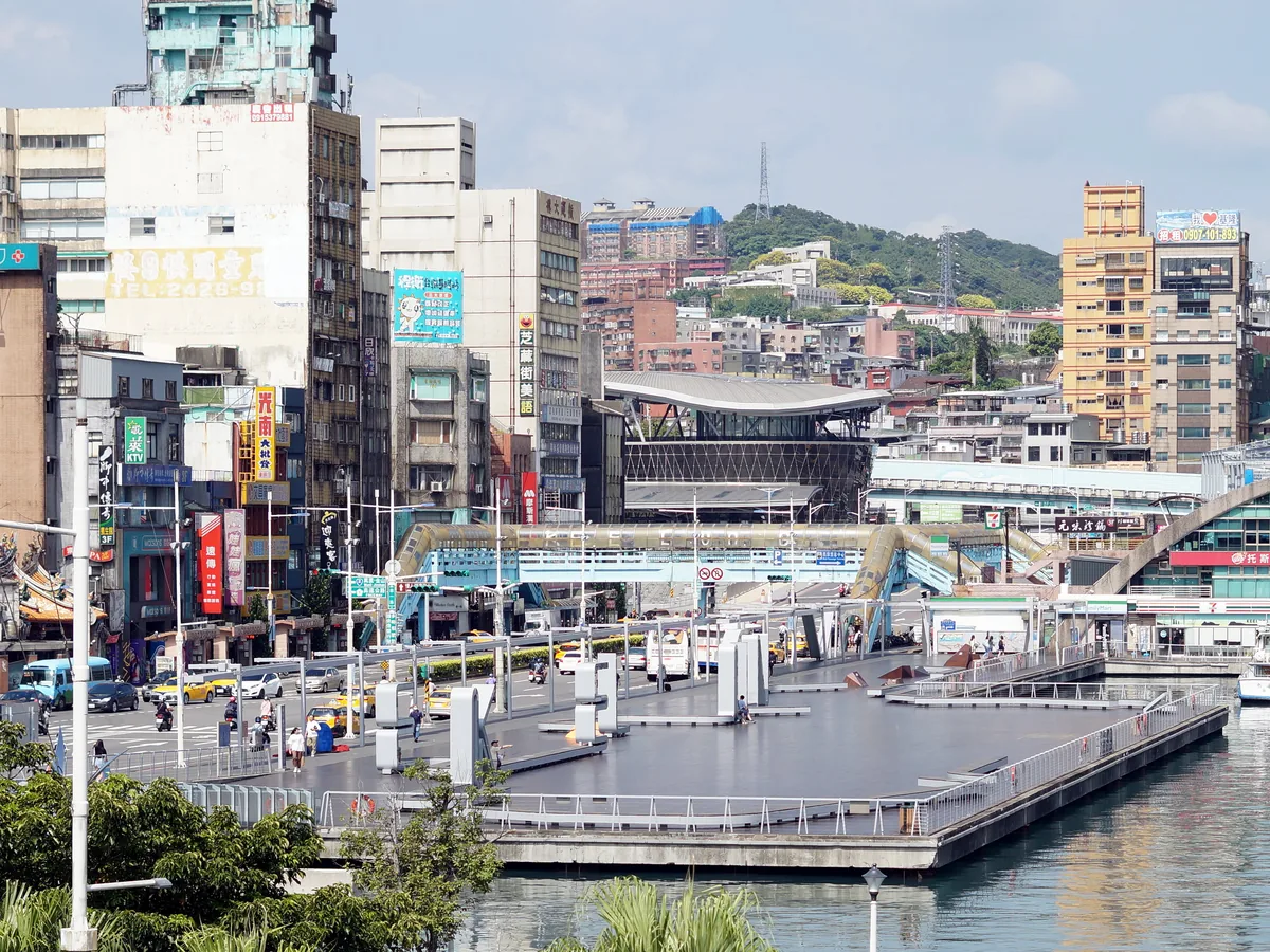 從高處俯瞰基隆海洋廣場與市中心步行空間